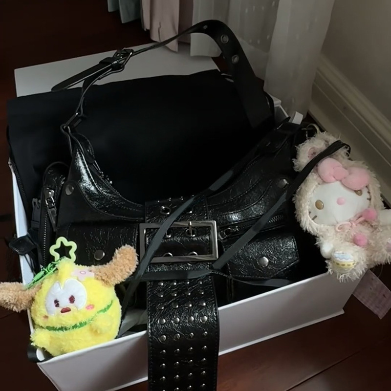 Kleine Nischendesigner Sweet Jubie Hot Girl Motorcyc Rivet Belt Buck Sing Schultertasche Unterarmtasche Neu_voghion.com