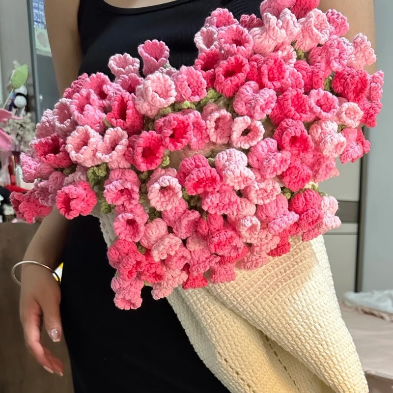 【完成品・在庫あり】ガールフレンドへのギフトとして、手作りの毛糸で編んだバラの花が付いた花束ブランケット完成品|undefined