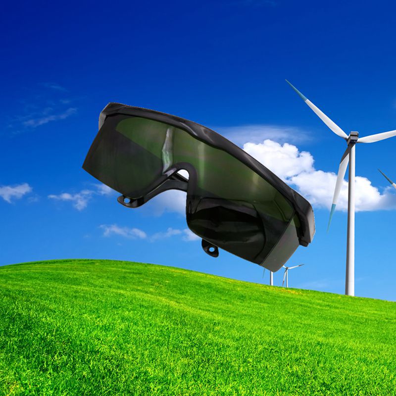 Темно-зеленый лист в черной рамке