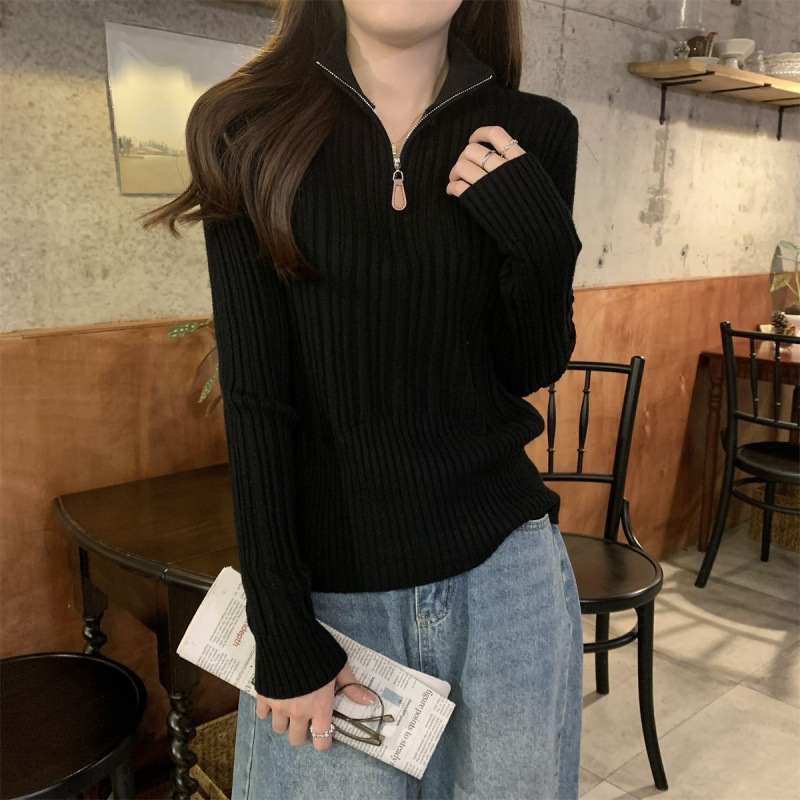 Demi-season design knitted sweater with zipper