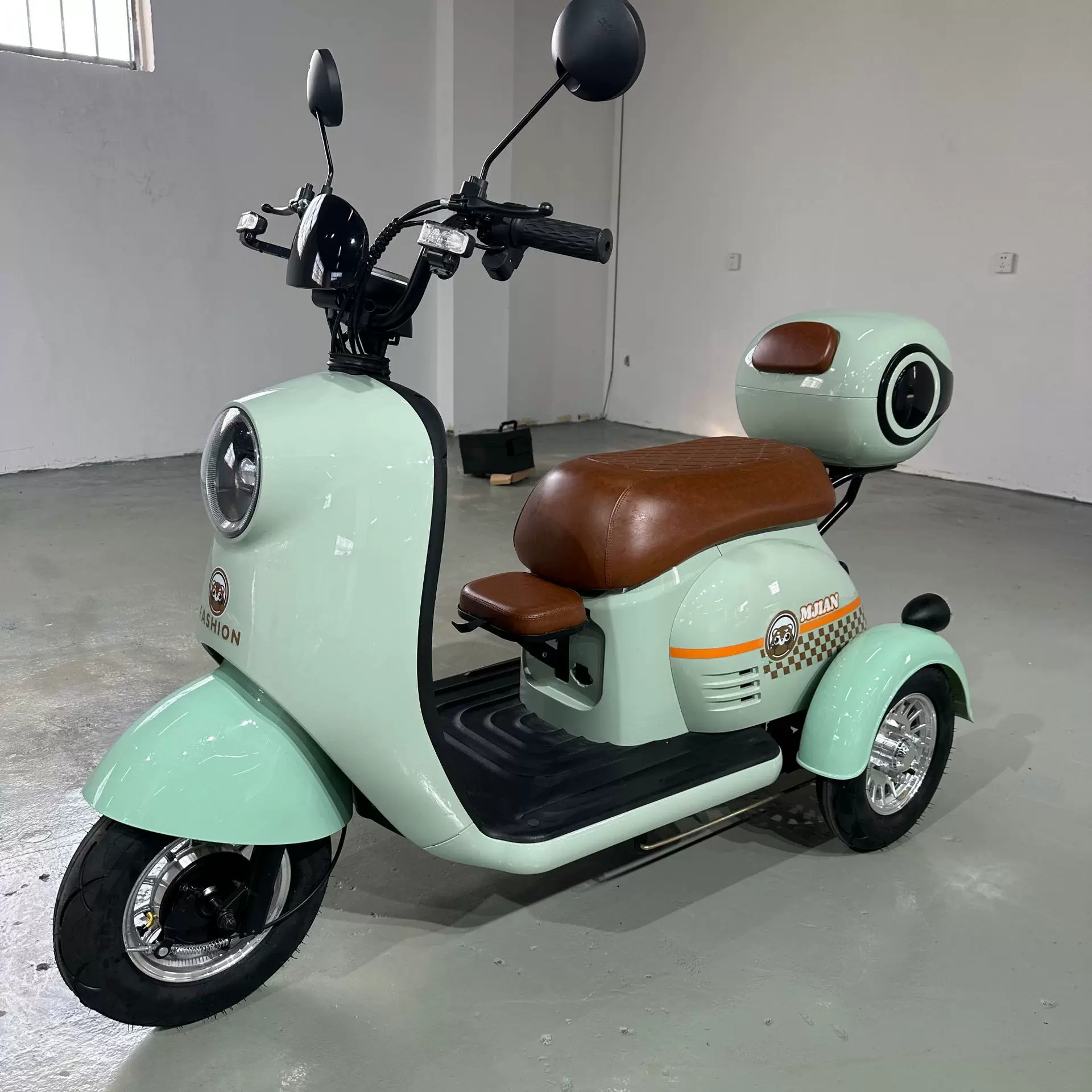 新款电动三轮车老人女士代步车青年休闲电瓶车接送孩子外贸出口