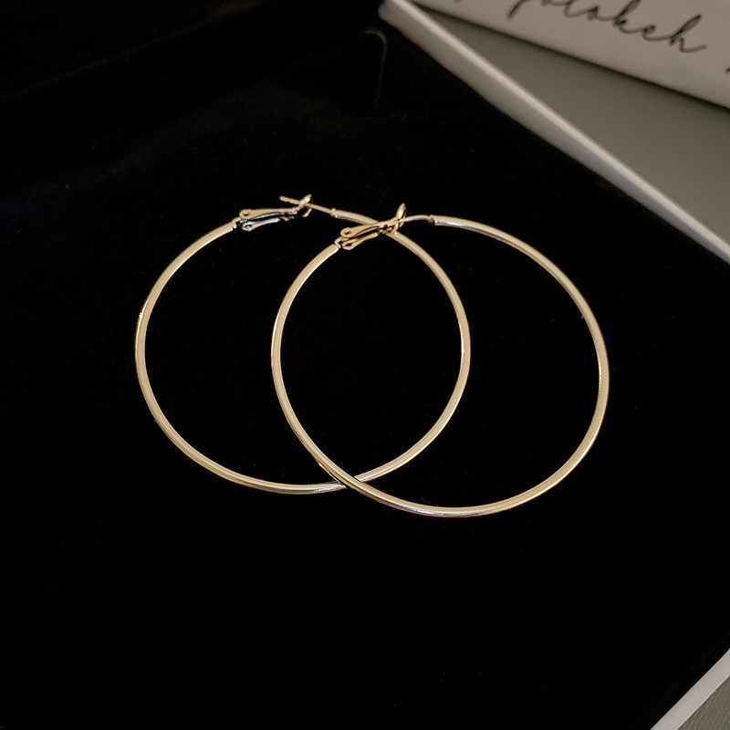 Aguja de plata minimalista redondo liso pendientes nicho estilo frío pendientes elegantes de Cercanías de alta calidad pendientes de moda al por mayor