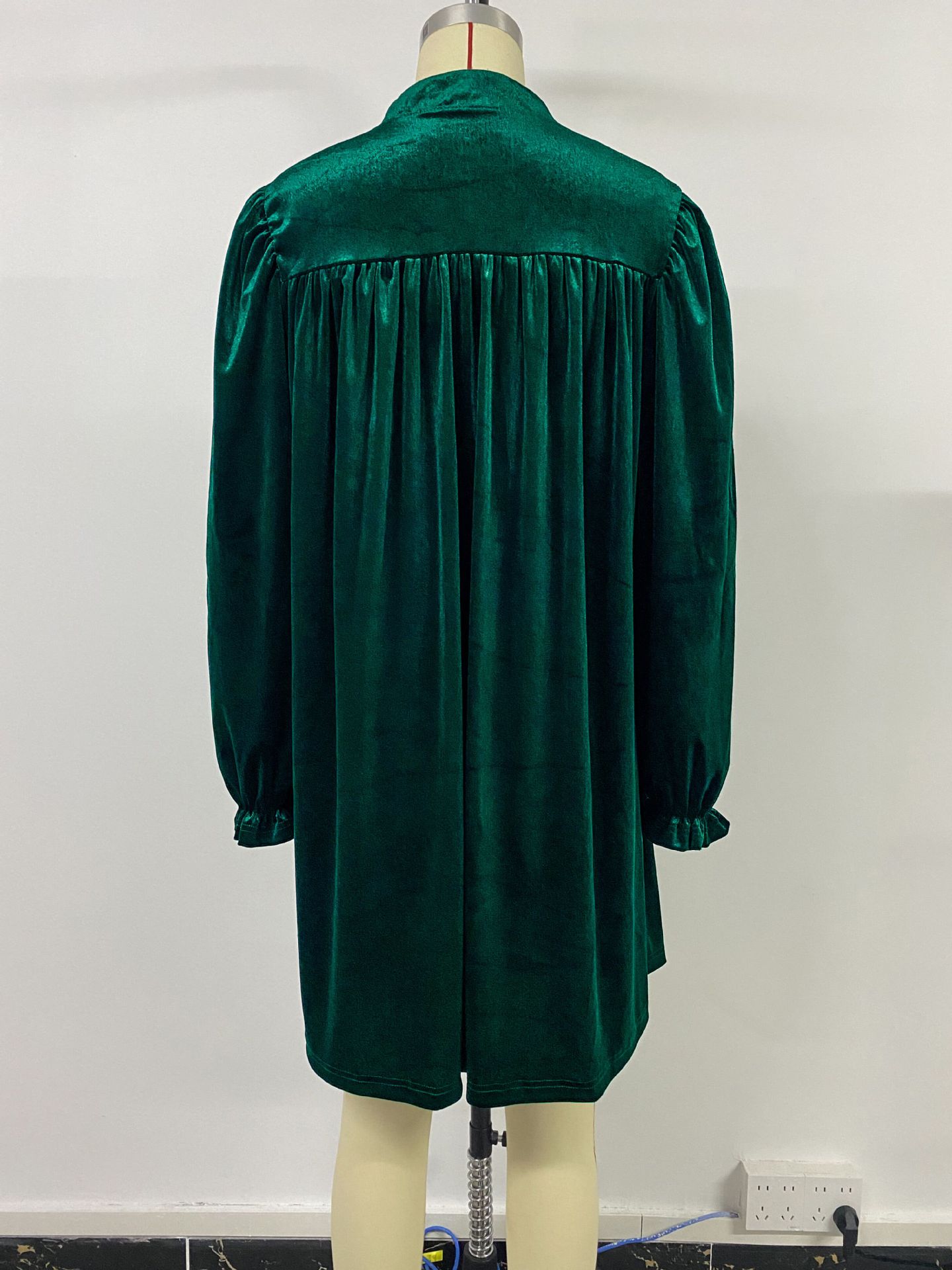 Vestido feminino de veludo em linha A – Vestido elegante retrô com manga curta e decote em V (mangas lanterna esvoaçantes, cintura alta, tecido de veludo macio)_voghion.com