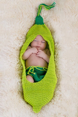Studio children's photography clothing, newborn knitted sleep sack, handmade knitted baby photo outfit, green beans