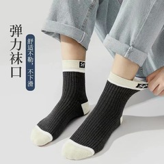 靴下春と秋の新製品 2024 メンズ無地消臭スポーツ吸汗性女性プリントミッドチューブ通気性と快適な卸売