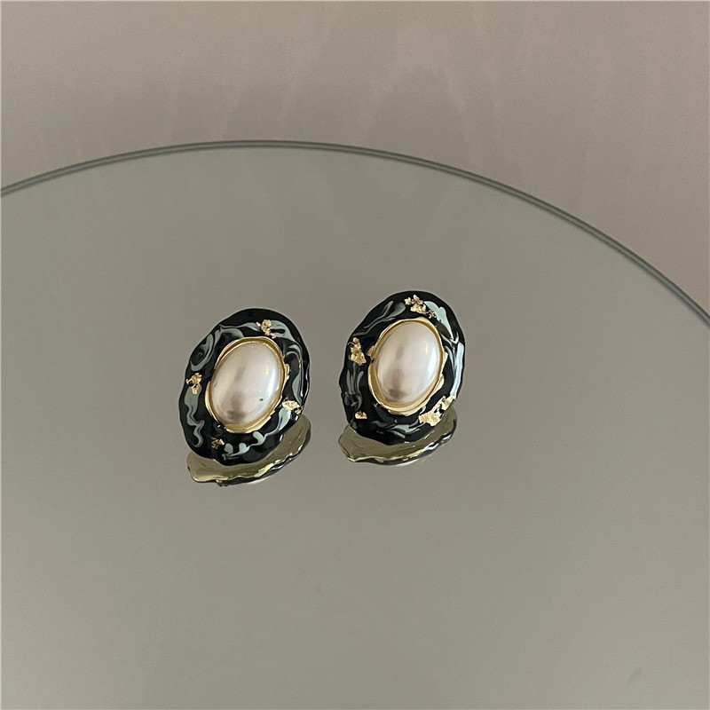 Retro Enamel Oval Button Earrings Wholesale Nihaojewelry display picture 6