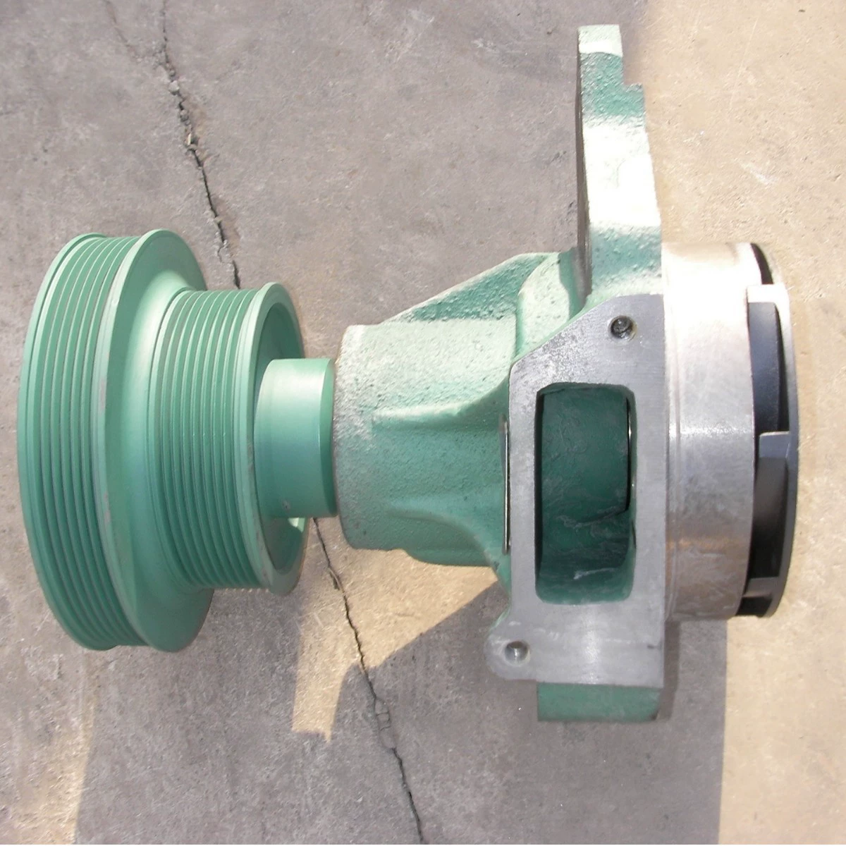 Водяной насос в сборе двигателя SINOTRUK MAN 200V06500-6694