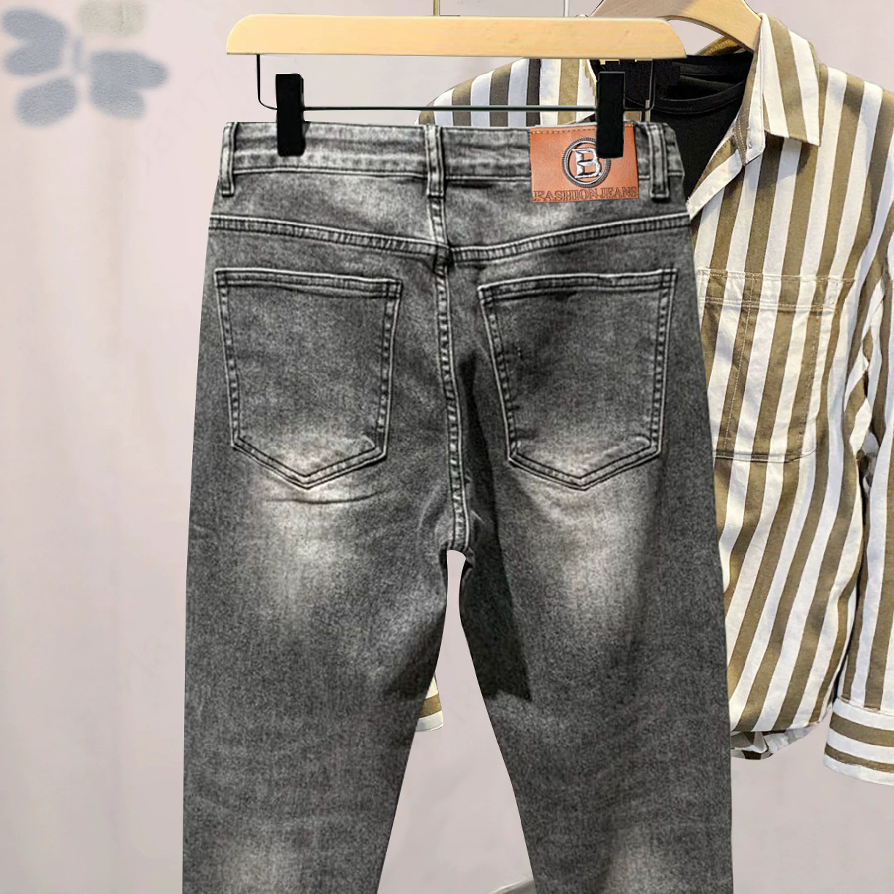 Jean gris slim droit pour homme | Coupe classique avec étiquette en cuir signature | Denim stretch confortable pour tous les jours_voghion.com