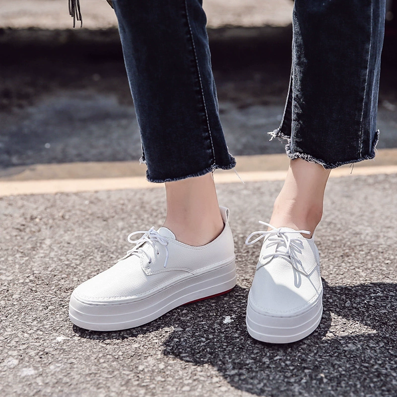 Женские белые туфли на красной подошве с завязками, модные и универсальные.