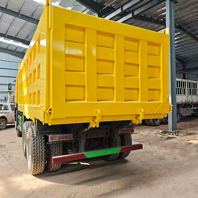Yük maşınları Truck with Eight Rear Wheels