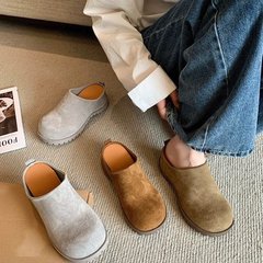 ビスケットの厚い底のスエードの包頭の半分のスリッパの女性は2025春夏の新型の韓国版のベーケンの靴を着て高くなります。