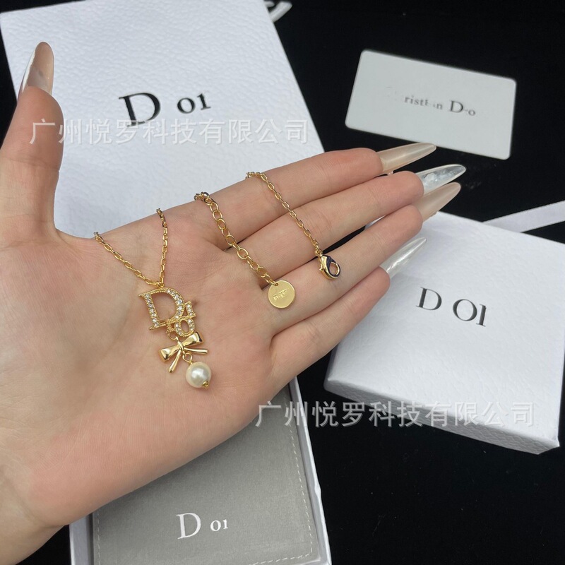 Real shot of Di's high-quality letter-embellished, full-diamond bow pearl necklace for women, stylish collarbone chain, direct factory sale Real shot of Di's high-quality letter-embellished, full-diamond bow pearl necklace for women, stylish collarbone chain, direct factory sale
