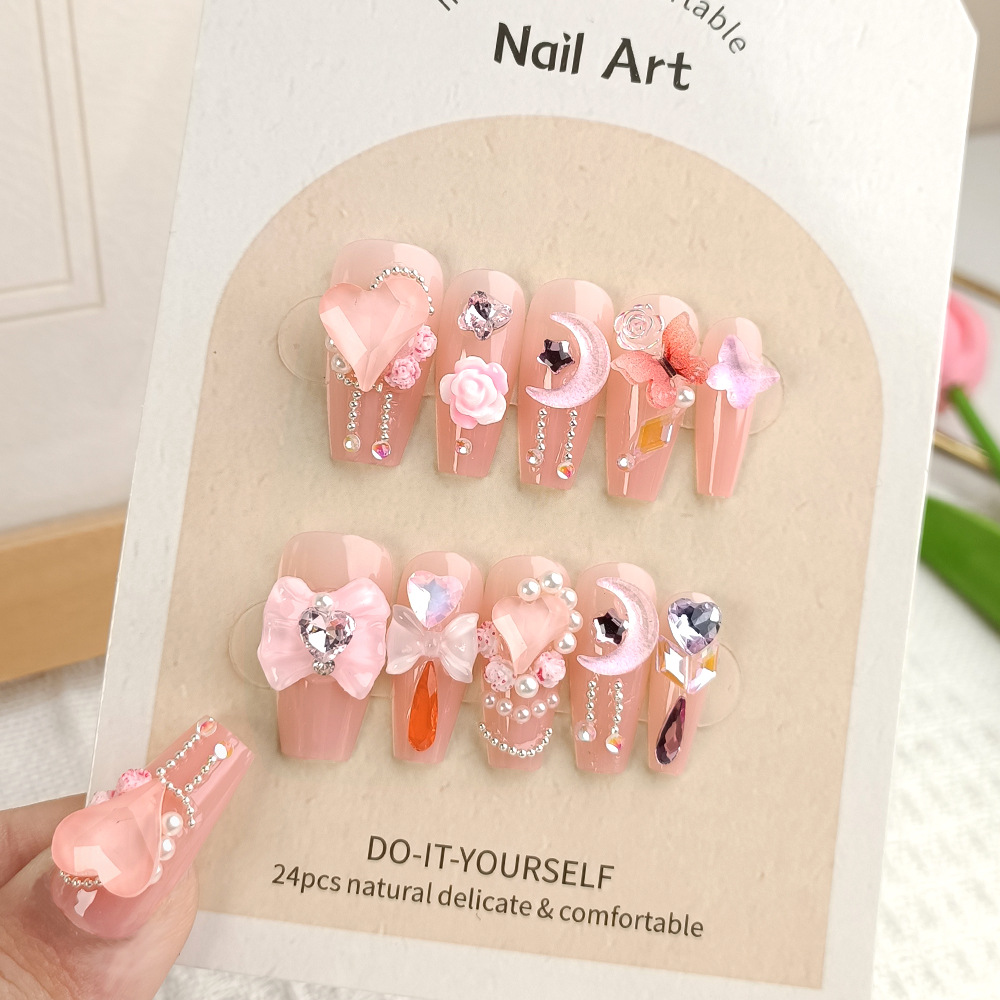 Una clara sensación pura de manicure suave 3D arco tridimensional 10 piezas de uñas falsas para clarear las uñas.