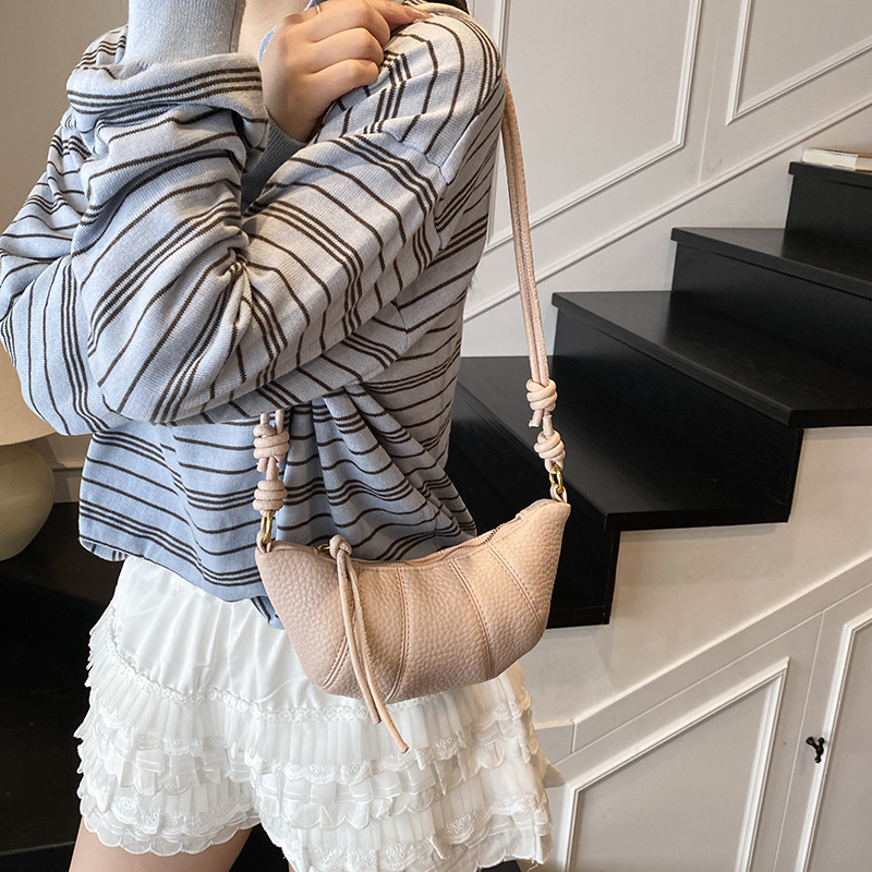 Bolso de cuerno de nicho francés 2025 nuevo bolso de axila bolso de bola de masa de moda bolso de mensajero de hombro simple de todo fósforo