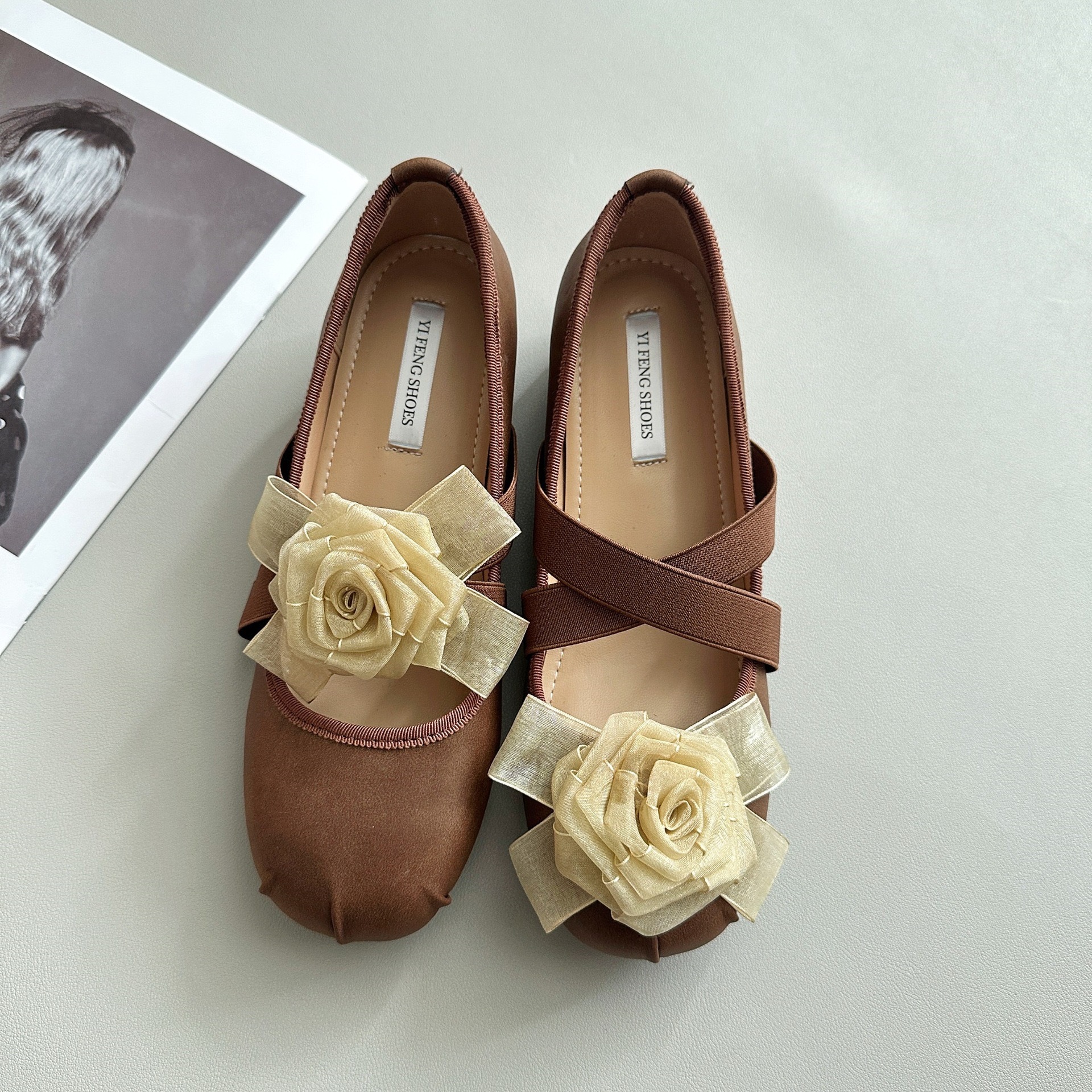 Versión de aumento interno ~ Zapatos de ballet de suela gruesa de cuero mujer flor de tacón grueso Mary Jane zapatos individuales tacón de cuña zapatos de tacón alto