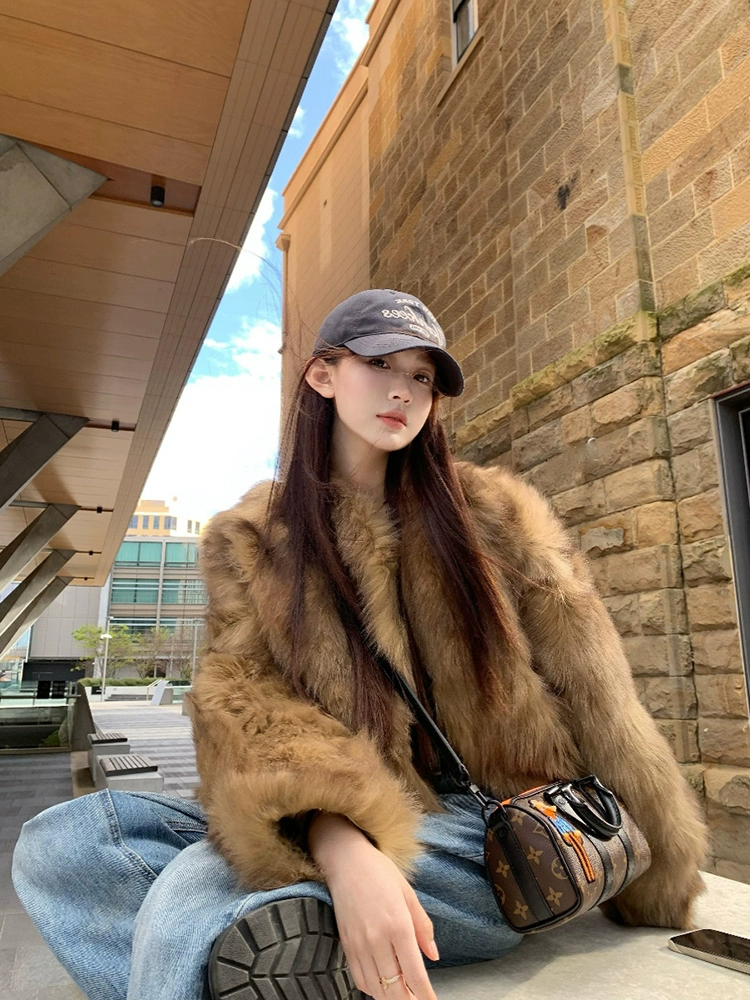 Атмосфера коричневая куртка из лисьей шерсти 2024 зимняя новая дикая короткая иностранная атмосфера популярна в этом году