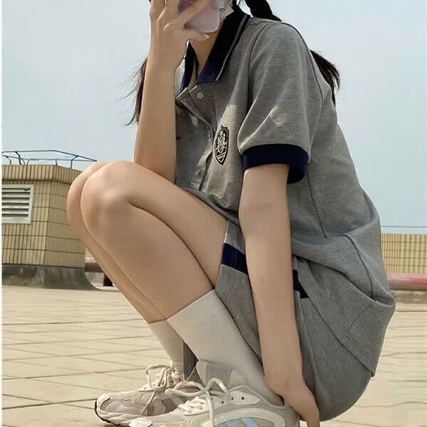 スポーツスーツ女性の夏の少女の日の学院の風のゆったりしたpoloシャツの半袖の半ズボンのカジュアルな2つのセットの婦人服|undefined