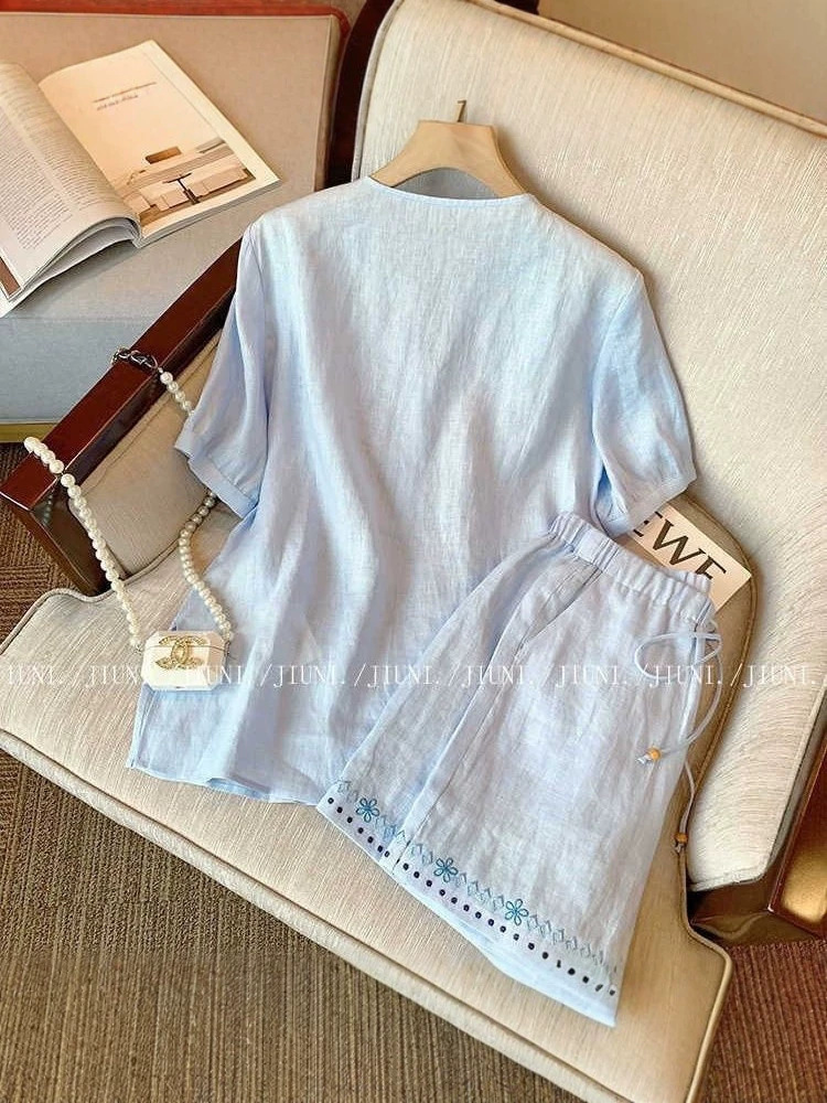 Bộ áo sơ mi xanh họa tiết hoa nhí kết hợp quần short rộng — Bộ màu xanh nhạt