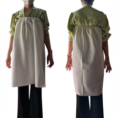厚手の大きい使い捨てのバスのスカートの美容院の専用の注文の1項の吸水は胸の女性を包んで吸水して毛が落ちません。
