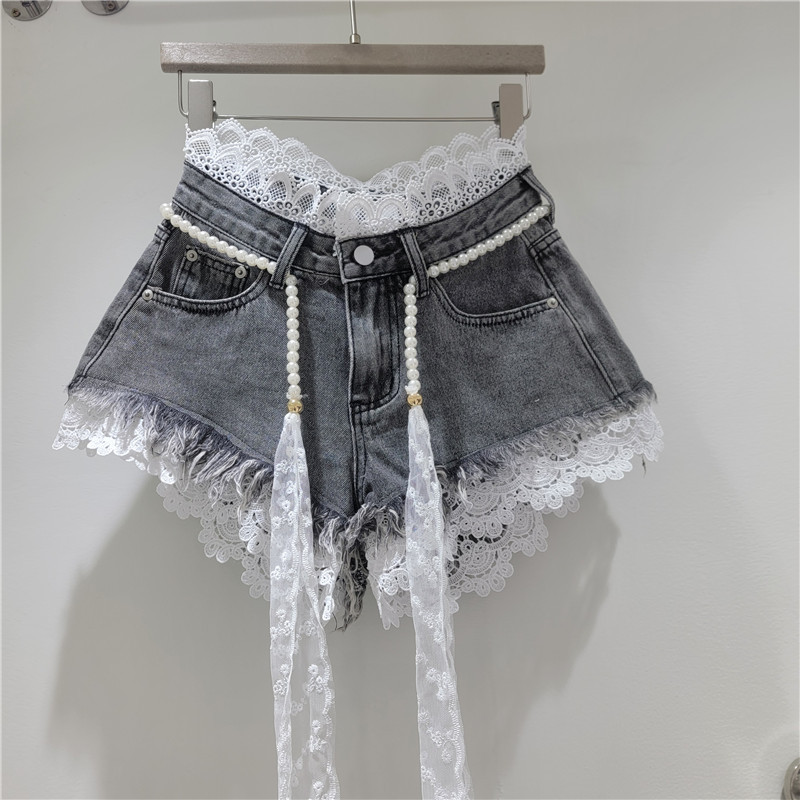 Shorts de Mezclilla con Encaje Calado, Bordes Deshilachados y Cinturón de Perlas para Verano