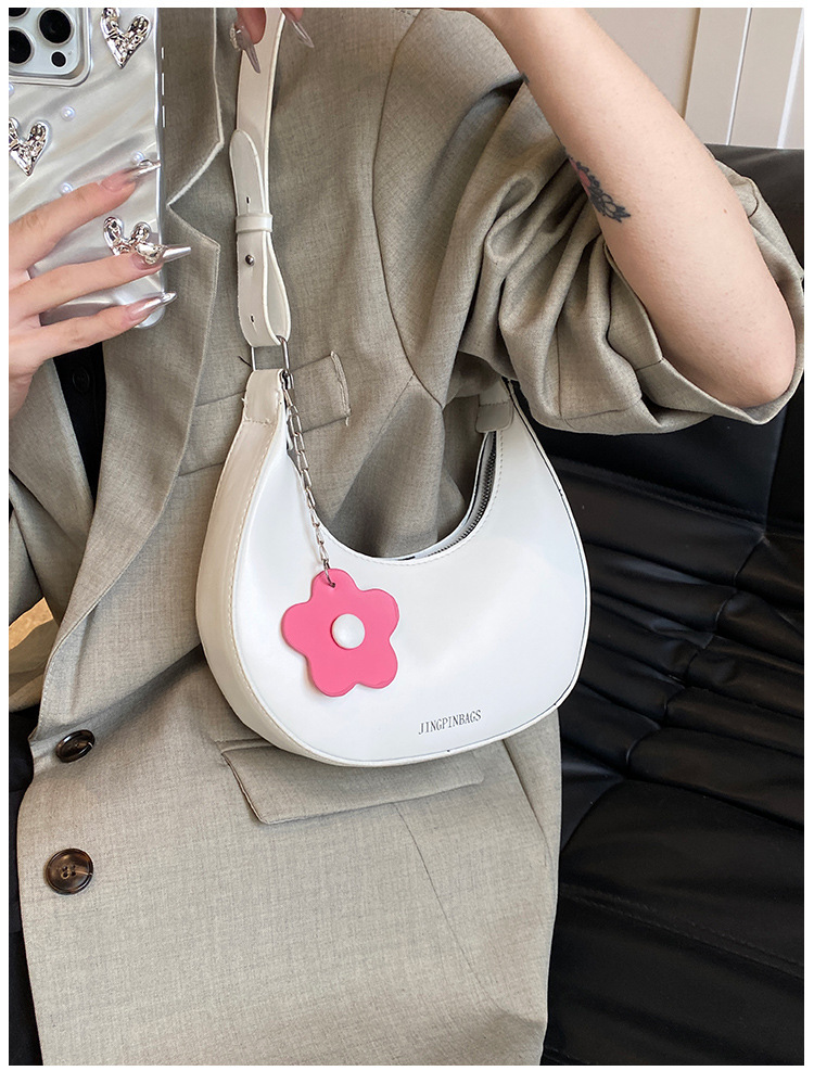 Cross-border women's bag 2024 New style, trendy texture, versatile, ins fashion single-shoulder armpit bag, small flower pendant, crescent moon bag Item Picture