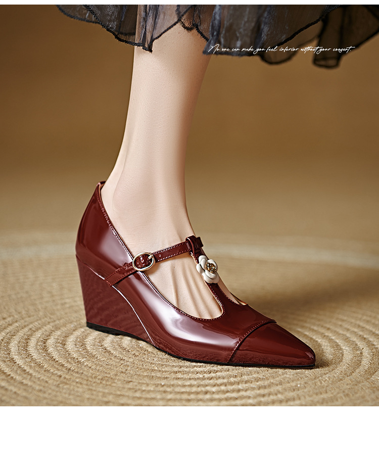 Giày cao gót mũi nhọn Mary Jane quai chữ T đính hoa sơn trà, gót 7 cm — màu đen, Rượu vang đỏ chi tiết 3
