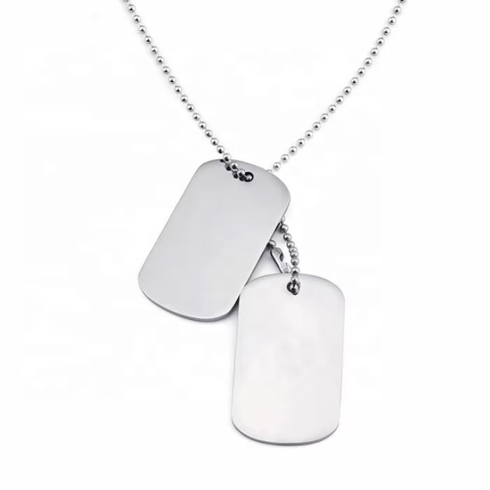 Procesamiento transfronterizo de etiquetas brillantes con dibujos y muestras Collar de hombre con letras LOGO Collar de acero de titanio
