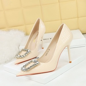 3391-K30 Korean Fashion Banquet High Heels Slim Heels, Shallow Mouth Pointed Lacquer Skin, Snake Pattern, Rhinestone But