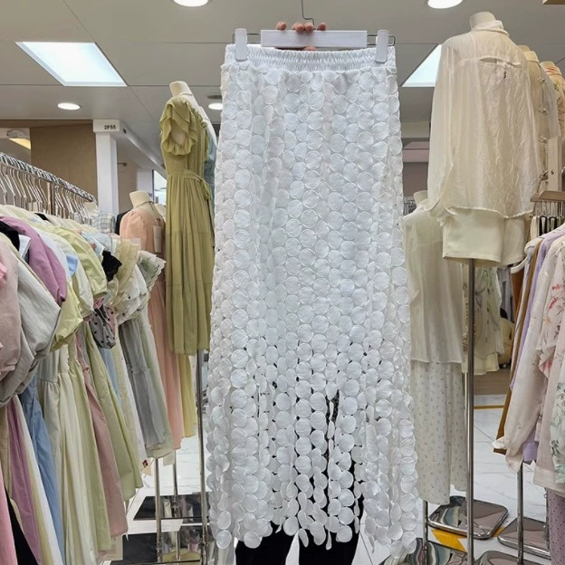 Французская полая юбка-шрифт 2025 лето новая мода с высокой талией с кисточкой премиум-смысл нерегулярная юбка женский