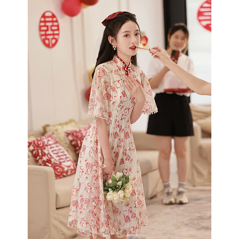 Vestido de maternidad para celebraciones, nuevo estilo de verano 2026, vestido cheongsam mejorado para tallas pequeñas, vestido de noche floral rojo para fiesta de graduación.