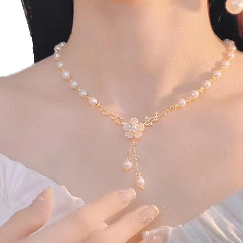 Collar largo elegante de perla de agua dulce con borla flor_voghion.com
