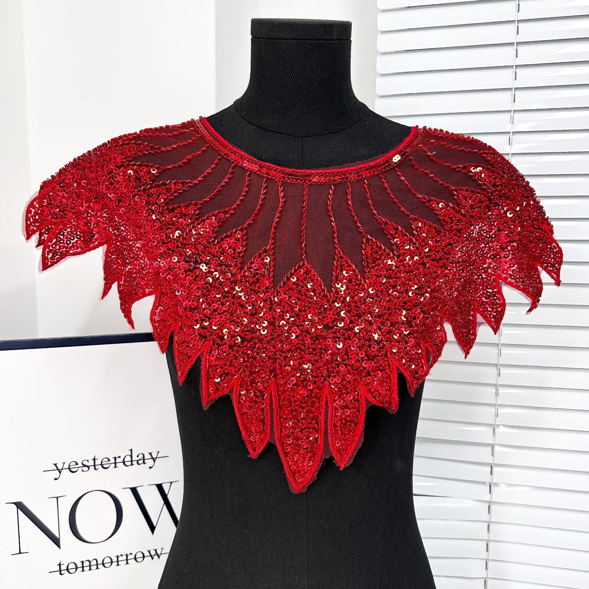 Fabricación pesada bordada malla frontal pecho sequin de perlas bordadas calcomanías vestido de mujer rendimiento vestido accesorios de encaje image 8