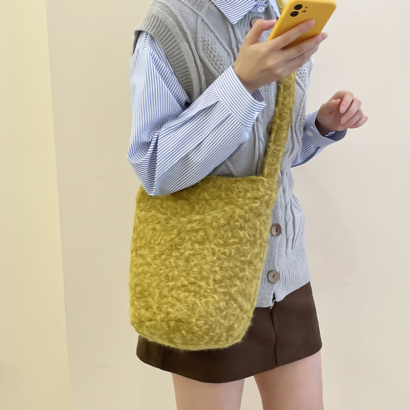 버킷이 있는 단색 플러시 소재 머스타드 옐로우