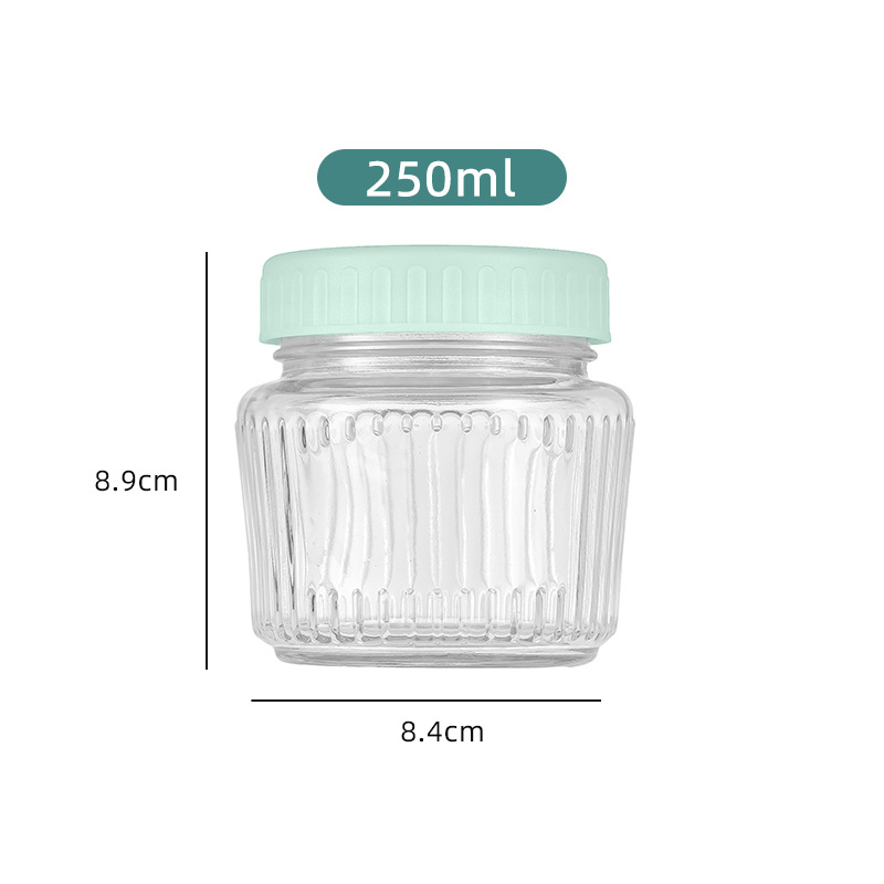 녹색 플라스틱 뚜껑이있는 250ml 유리 항아리; 투명