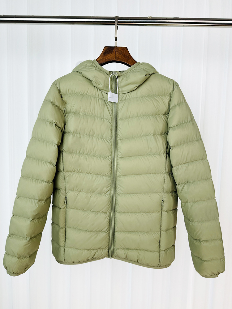 Chaqueta de plumón ligera para mujeres otoño y invierno 2025 nueva chaqueta de plumón de costillas con capuchón corto conveniente para almacenar chaqueta pequeña