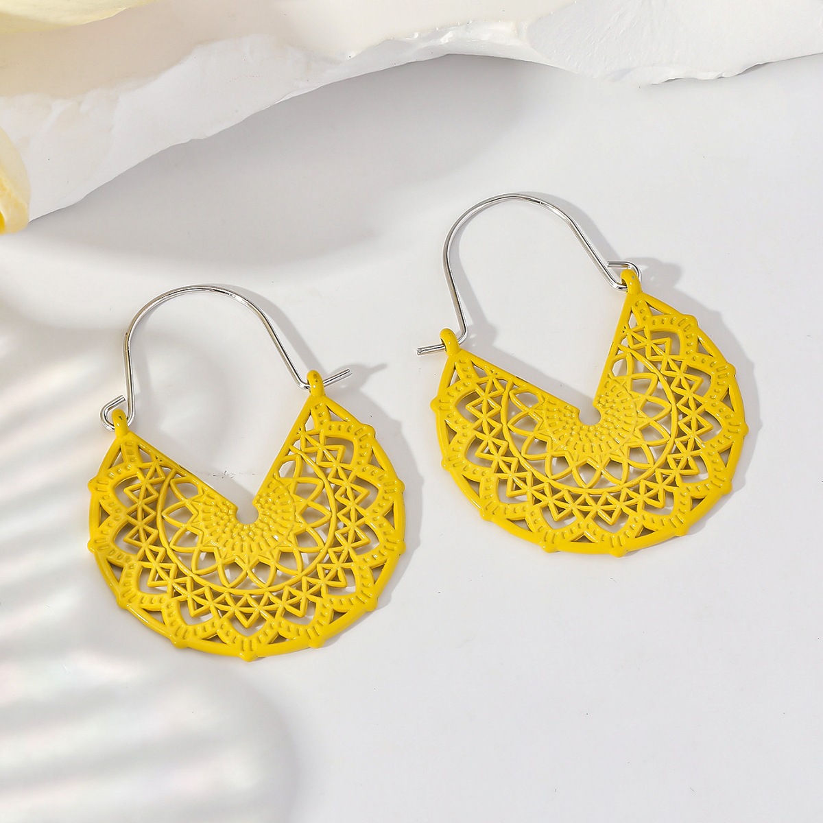 Pendientes de aleación huecos geométricos en forma de V de la moda bohemia de las mujeres de color retro pintura en aerosol todo partido joyería del oído al por mayor