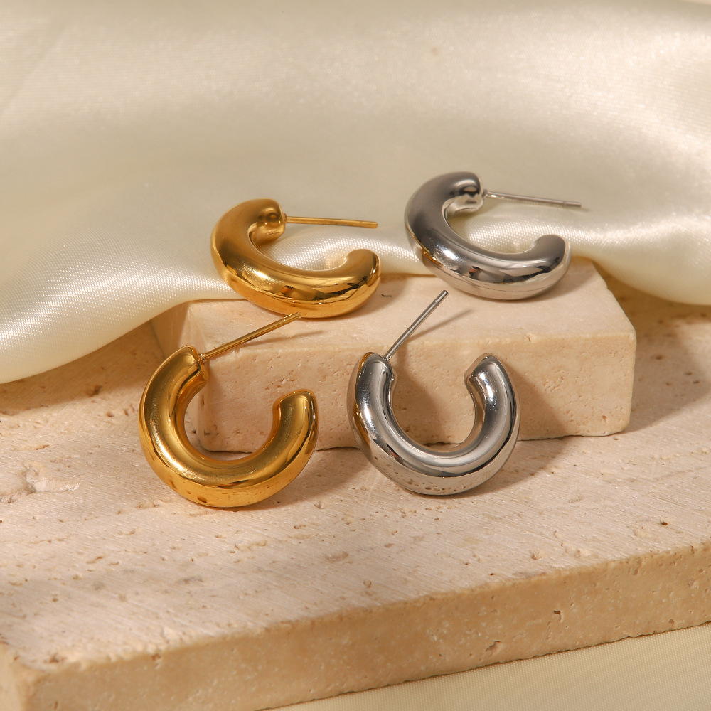 Moda europea y americana elegante en forma de C hueco Stud pendientes ins Internet celebridad de alto grado de acero de titanio simple pendientes para las mujeres