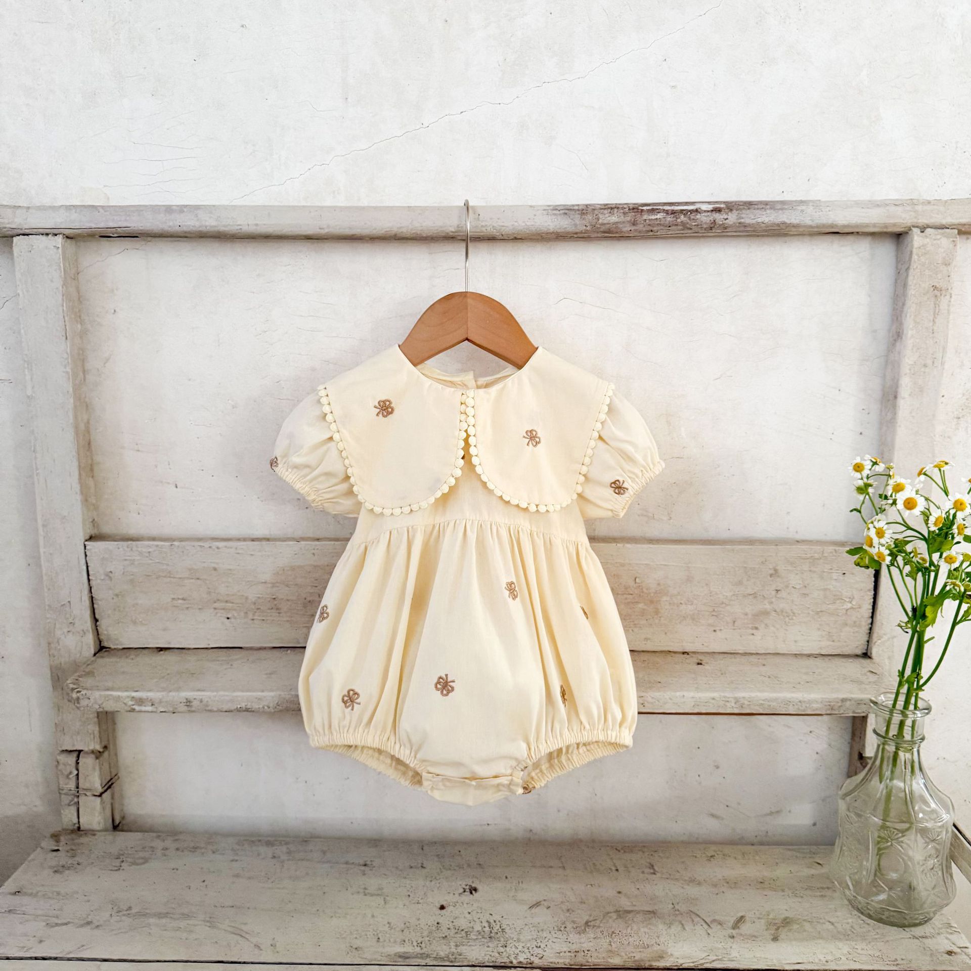 Ins versión coreana de la niña bebé de algodón bordado de dibujos animados solapa de manga corta mamelero de una pieza de moda de verano para bebés y niños pequeños