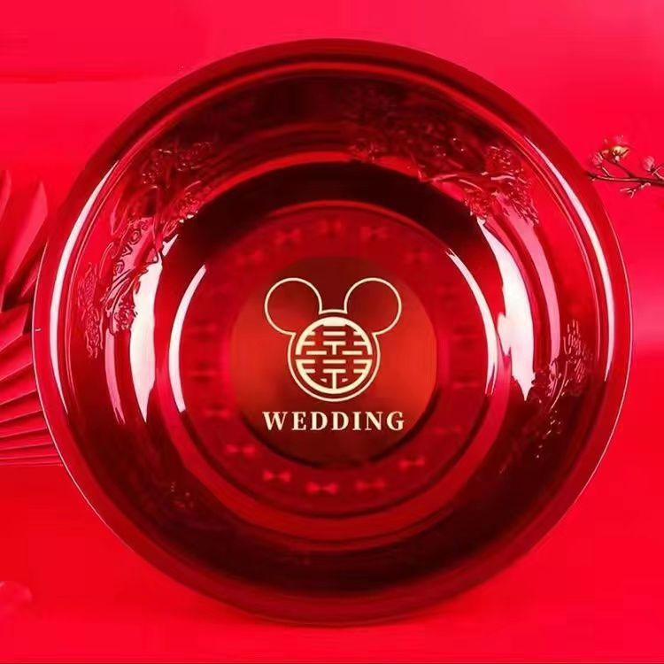 Casarse con una bañera de acero inoxidable gruesa, una bañera roja, un conjunto completo de vestidos de boda, una novia casada.