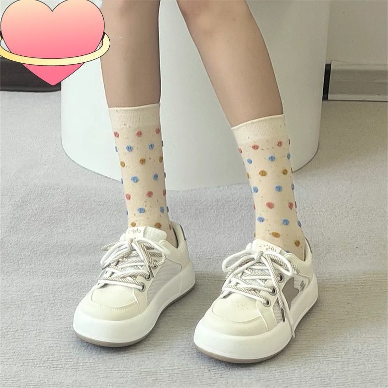 Zapatos blancos del campus lindos antideslizantes americanos de alto valor en línea rojo ligero de tendencia redonda explosión de fondo plano del campus suave