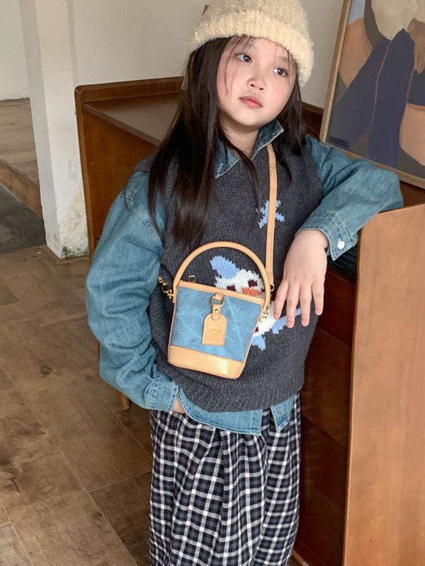 Mini pequeño bolso de cubo de mano para niños 2026 nuevo estilo de alta calidad de moda versátil bolso de mochila de estilo exterior