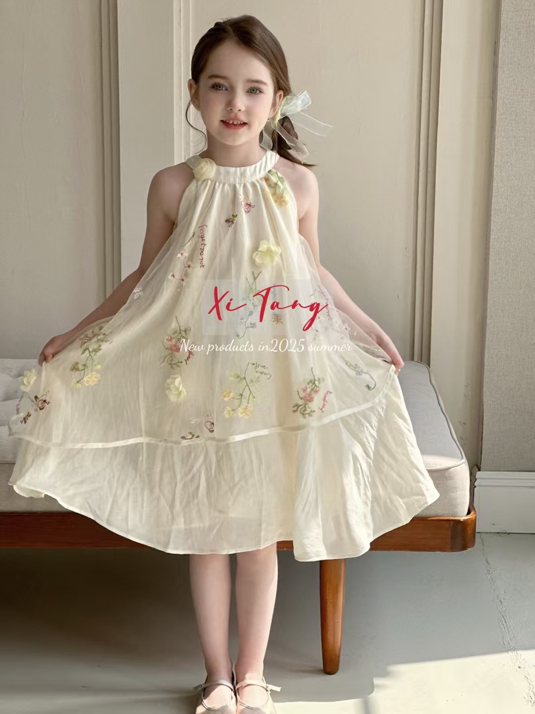 Abito bambina con scollo all'americana in tulle e ricami_voghion.com