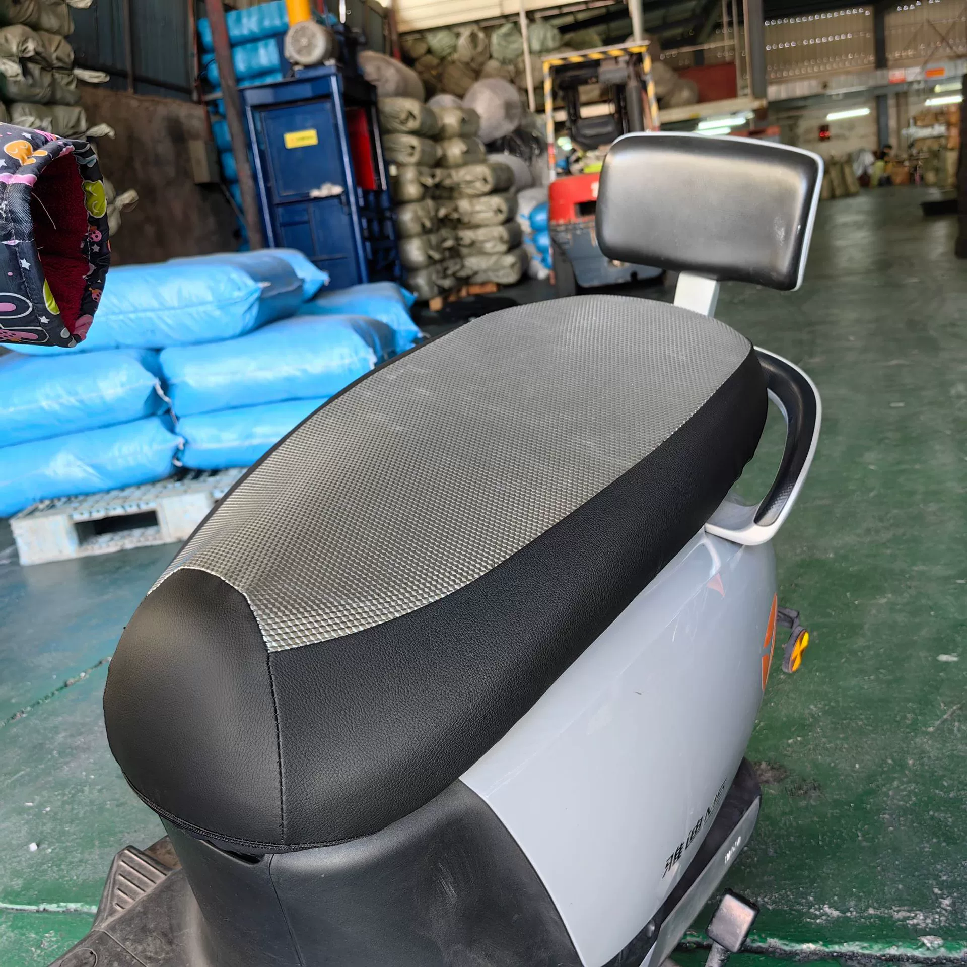 Наволочка для электрического мотоцикла Moshuntong летняя теплоизоляционная Водонепроницаемая Солнцезащитная наволочка Серебряный водяной куб солнцезащитный коврик