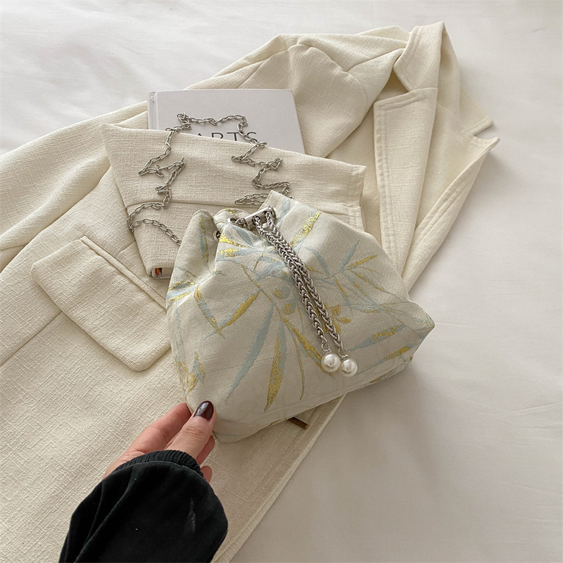 Nueva bolsa de diseño de nicho chino 2024 nueva bolsa de hombro de cadena de alta calidad, bolso de cubo de bordado universal