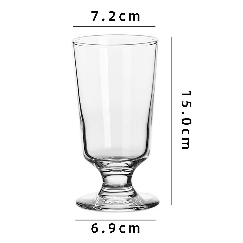 Tazas de cerveza artesanal en tazas de agua burbujeantes tazas de jugo de fría tazas de cócteles tazas de vidrio