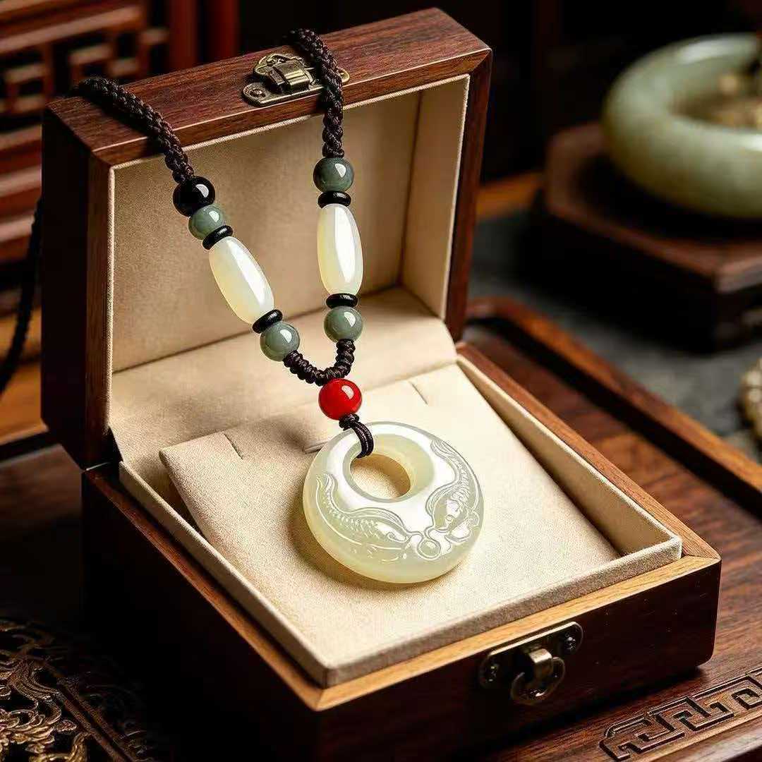 Buda və Pixiu formalı boyun asqısı, yazı daşı üslubunda amulet