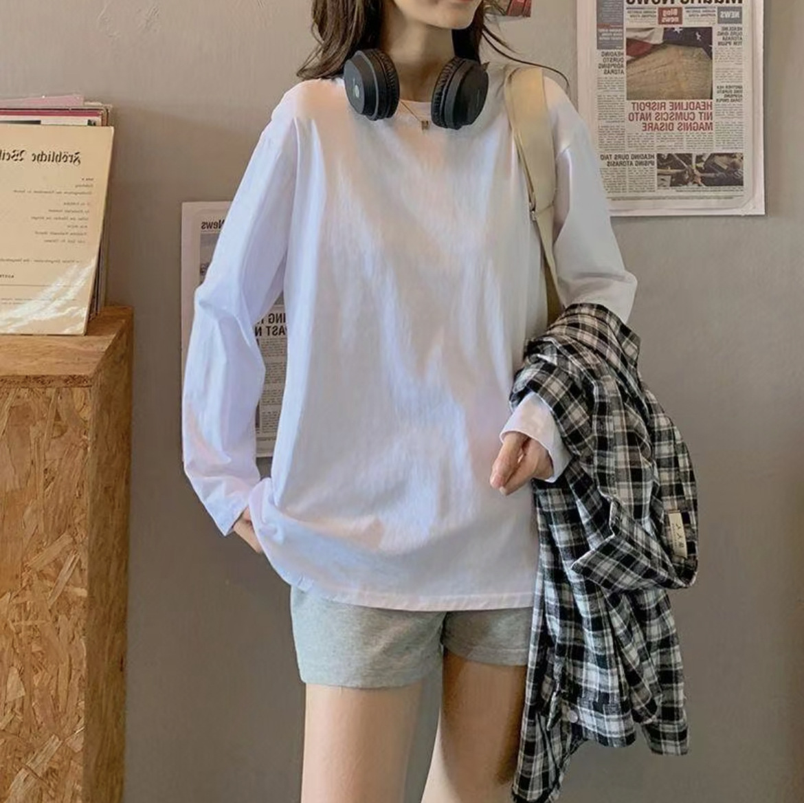 Camiseta de base blanca de mujer coreana, ropa de mujer exterior con camiseta de manga larga de color sólido, pareja con la misma camiseta de base fuera de la moda image 5