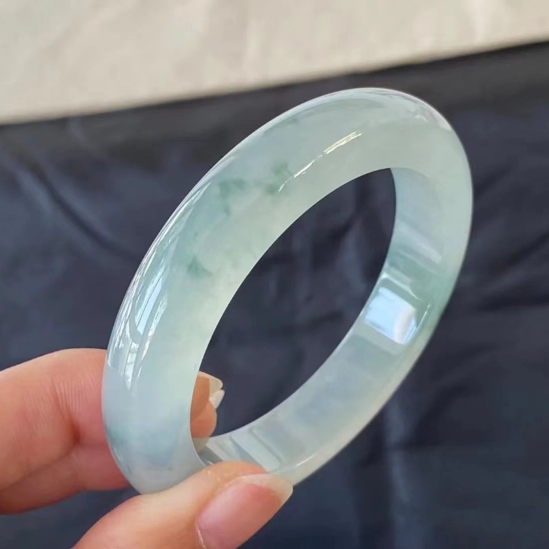 Vòng tay ngọc bích Miến Điện nổi nước cao cấp, đường kính trong 52–64 mm chi tiết 3