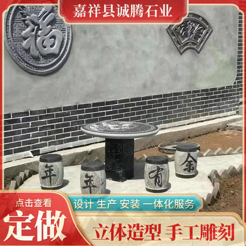 Уличный двор, закат, красный гранитный каменный стол и скамейки, украшения для живописных мест, каменные скульптуры в саду виллы, каменные столы и скамейки.