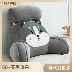 ベッドの上のクッションの大きい背もたれの枕のベッドの上で携帯電話をして枕をします。